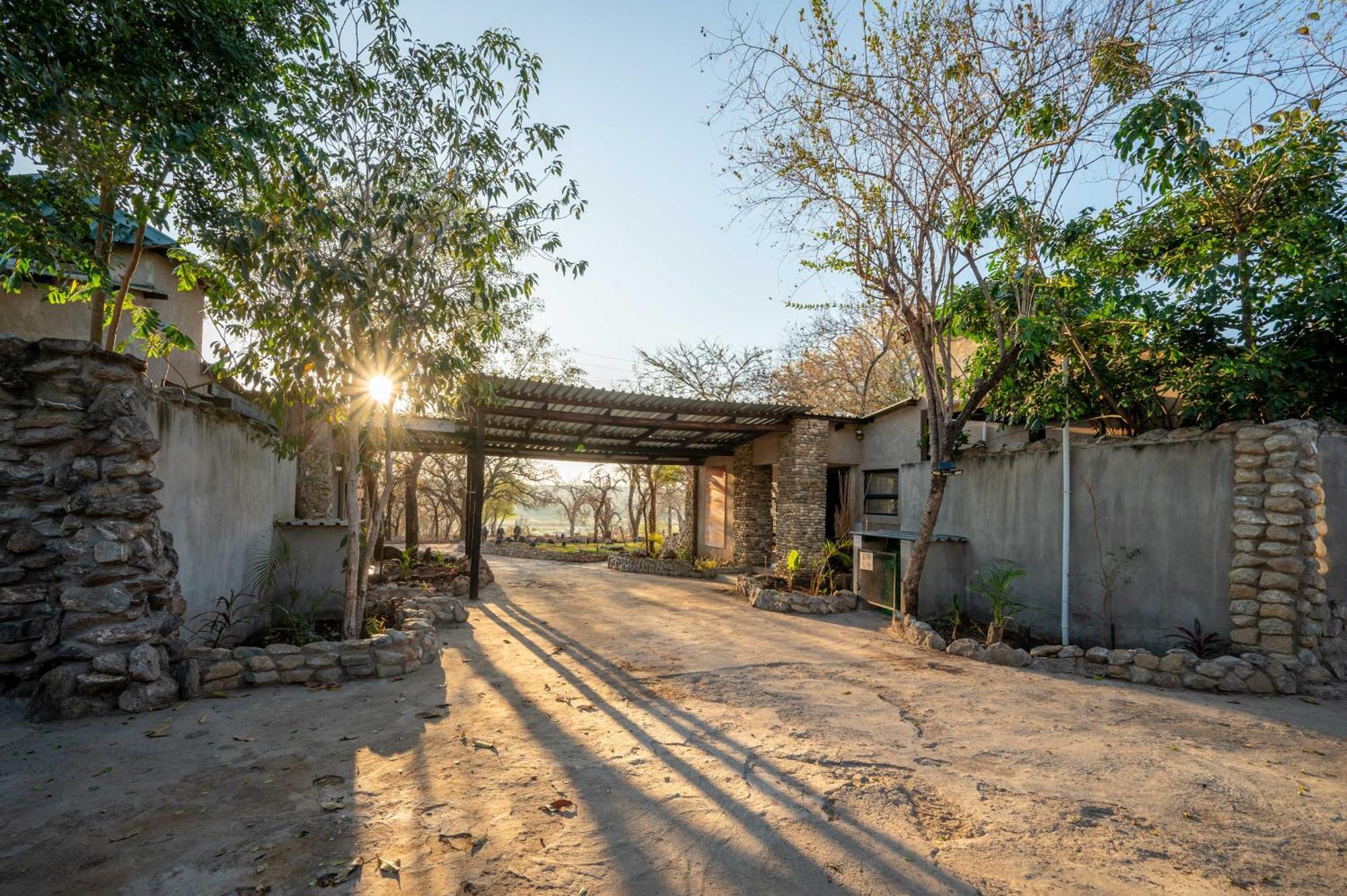Foxy Crocodile Bush Lodge & Kruger Safari'S - No Loadshedding Marloth Park Buitenkant foto