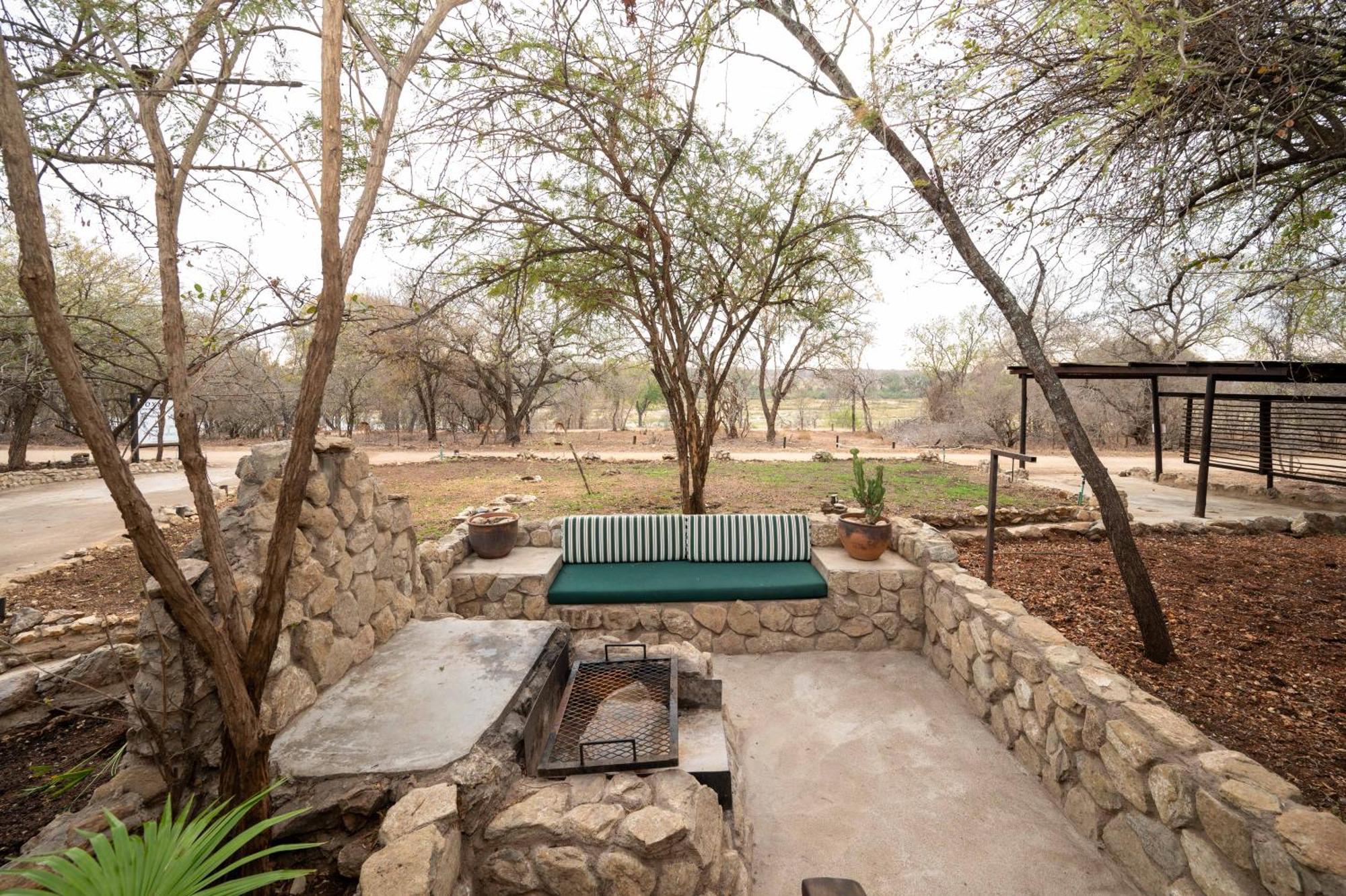 Foxy Crocodile Bush Lodge & Kruger Safari'S - No Loadshedding Marloth Park Buitenkant foto